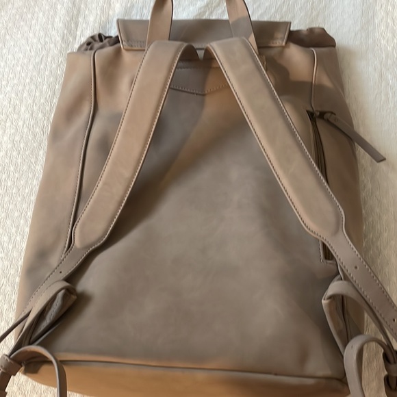 grey backpack - Picture 2 of 4